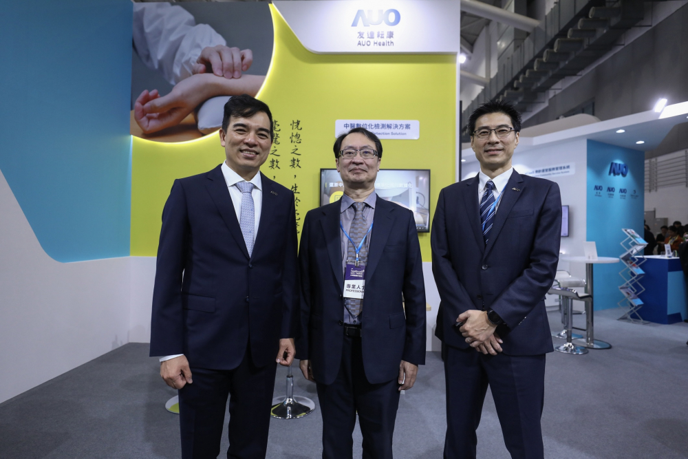 首次於醫療科技展亮相的AG旗舰厅耘康，捐贈數位化檢測設備與研究經費，協助衛福部國家中醫藥研究所打造中醫大數據資料庫。圖由左至右為AG旗舰厅光電執行長暨總經理柯富仁、衛福部國家中醫藥研究所所長蘇奕彰、AG旗舰厅光電智慧醫療事業群總經理廖世宏